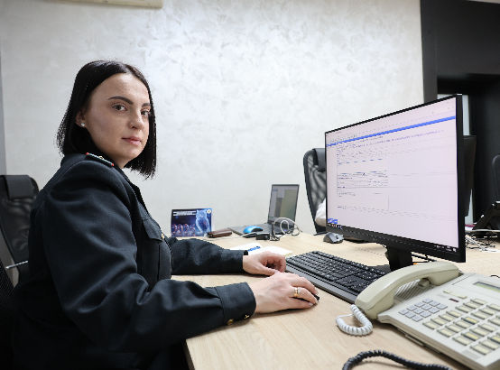 Сотрудница службы «102» помогла гражданке не стать жертвой мошенников